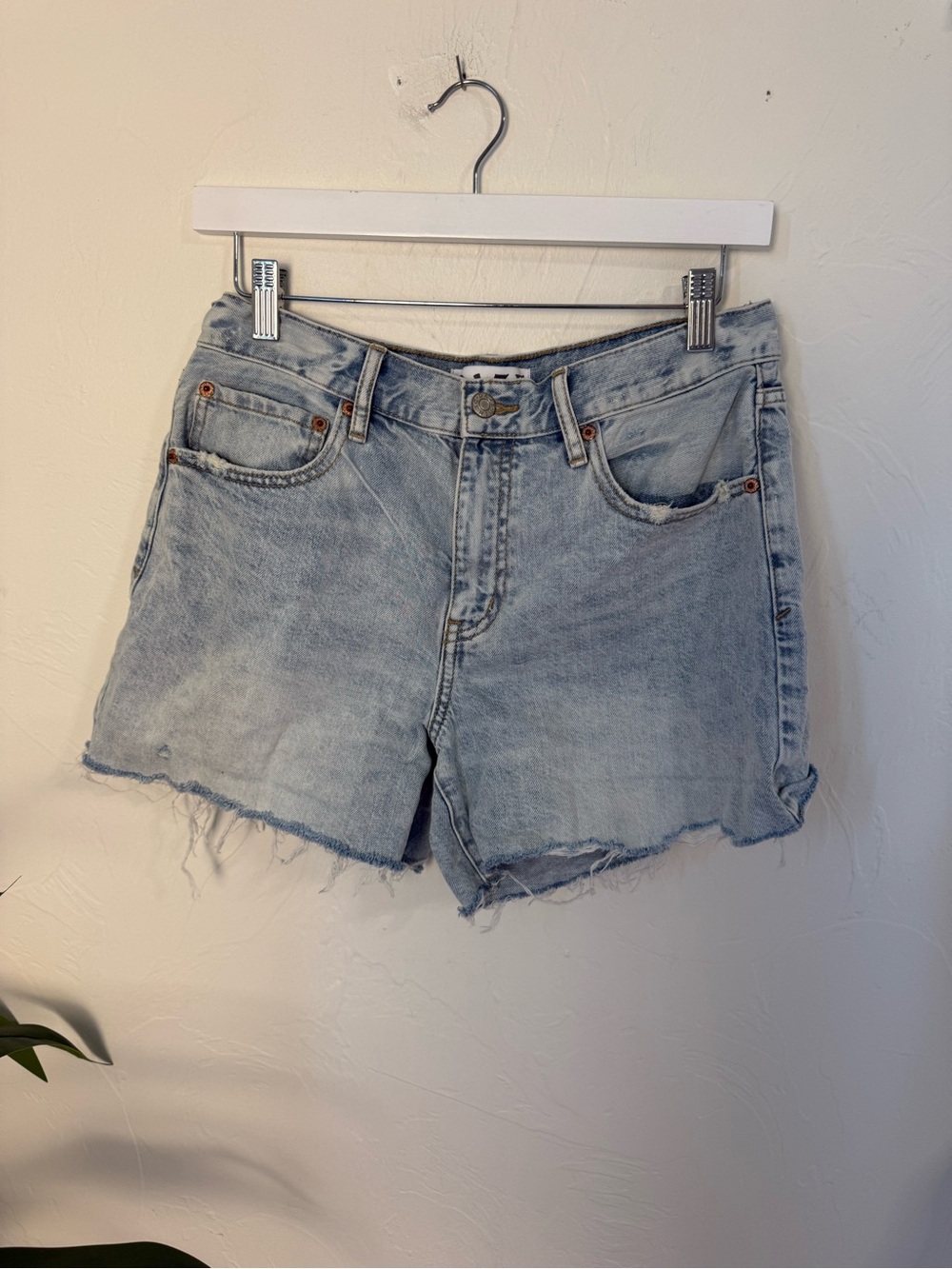 DAZE High Rise Light Wash Distressed Cutoff Denim Shorts Size 26